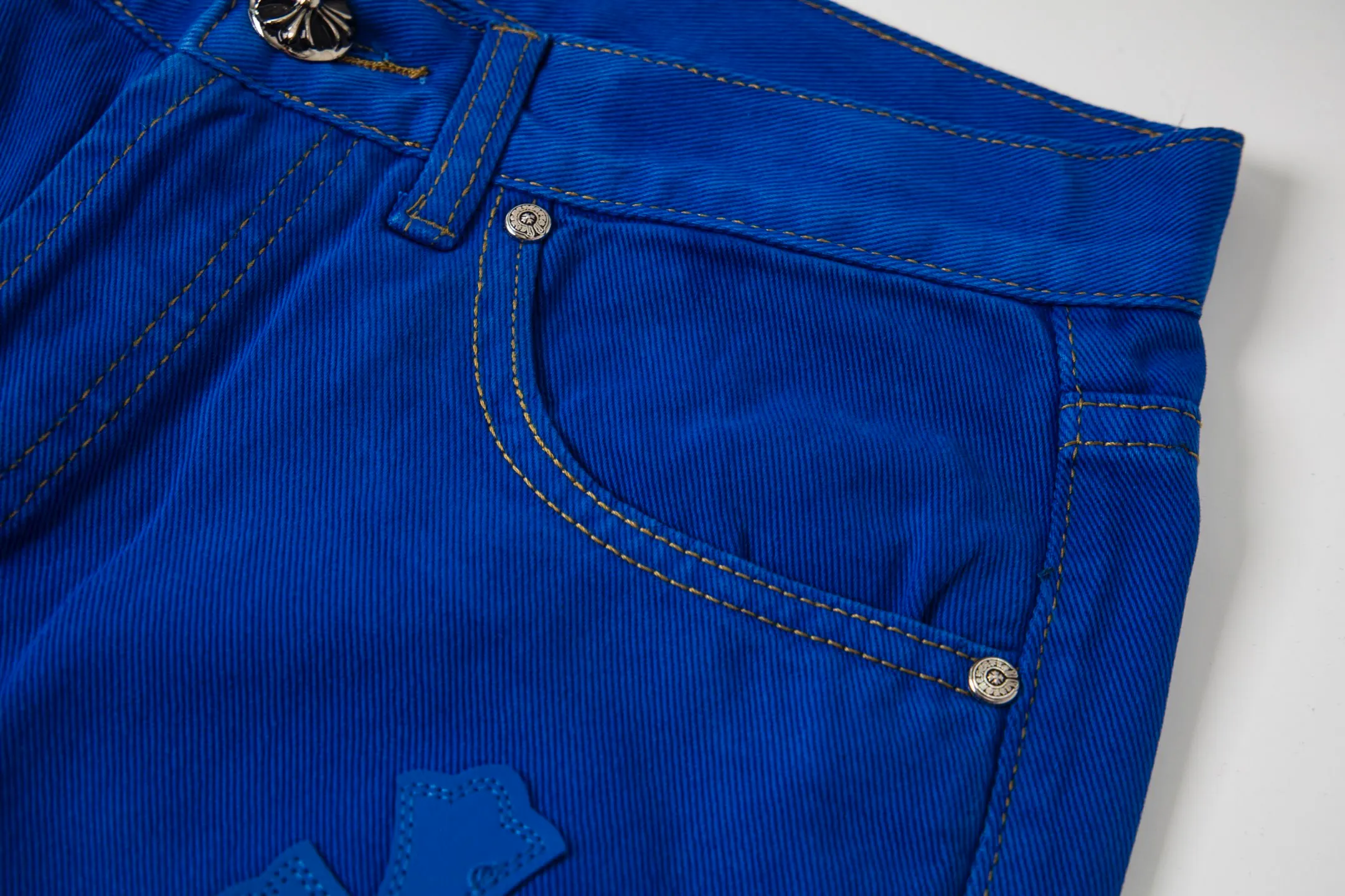 P270 💰 (Top version) Chrome hearts | ch Chrome hearts London limited dopamine blue leather jeans - charming dopamine personality jeans, indispensable for fashionistas, the same style for celebrities, and one touted by many bloggers. This new pair of pants is perfect in terms of shape and upper body. It is no exaggeration to say that making a pair of jeans is equivalent to the time of making 20 short-sleeved jeans. The fabric is made of high-quality imported denim. It has a unique high-end texture. I am very satisfied with it after washing and proofing several times. Color: dopamine blue Size: 28-30-32-34 (corresponds to S-M-L-XL)